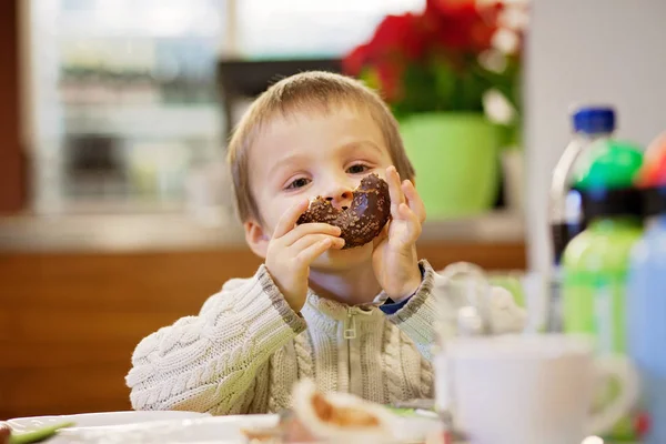 Kleine peuter jongen, eten junk food — Stockfoto