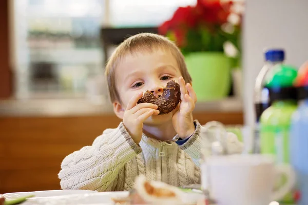 Menino, a comer comida de plástico. — Fotografia de Stock