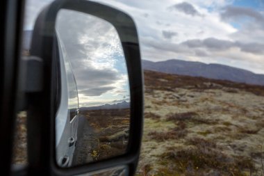 Arabadaki yansıma manzaralı Thingvellir Ulusal Parkı rif