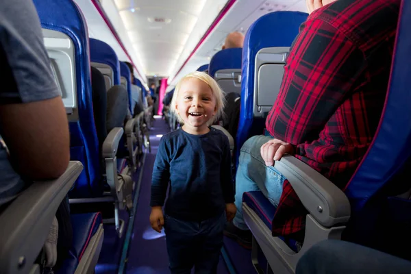 Söta småbarn pojke i flygplan, spelar på vägen mellan s — Stockfoto