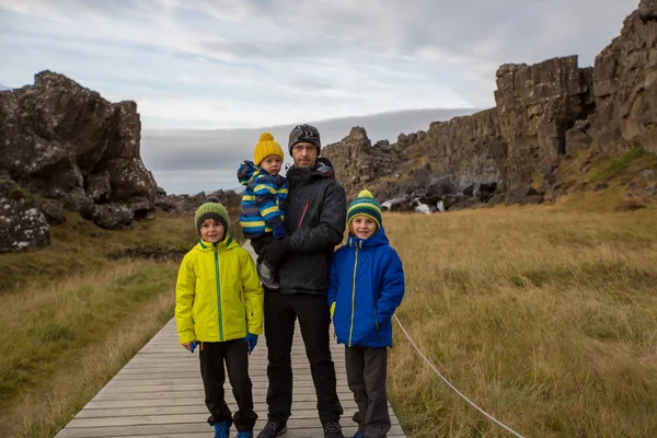 Otec se třemi dětmi, užívající si slunečný den v Thingvelliru — Stock fotografie