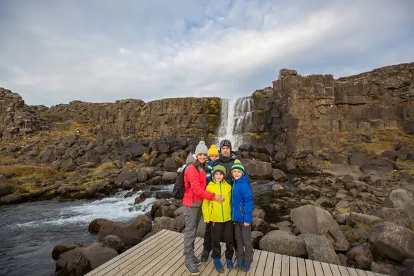 Parents avec trois enfants, profitant d'une journée ensoleillée à Thingvellir — Photo