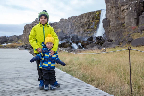 Criança bonito, menino, desfrutando de um dia ensolarado em Oxarfoss Cachoeira em — Fotografia de Stock