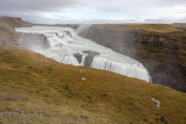 I dağlarındaki görkemli Gulfoss şelalesi manzarası.