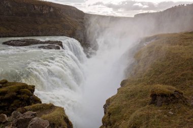 I dağlarındaki görkemli Gulfoss şelalesi manzarası.