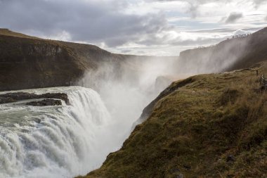 I dağlarındaki görkemli Gulfoss şelalesi manzarası.