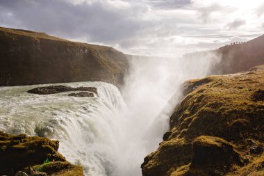 I dağlarındaki görkemli Gulfoss şelalesi manzarası.