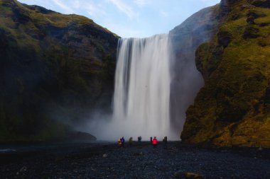 İzlanda 'da gün batımında Skogafoss şelalesinin güzel manzarası