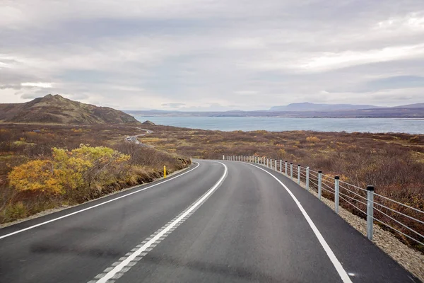 Vue panoramique sur le paysage de la route islandaise et belle vue sur la région — Photo