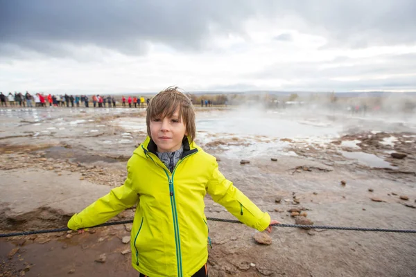 Niños, disfrutando de la erupción de Strokkur Geysir en Islandia — Foto de Stock