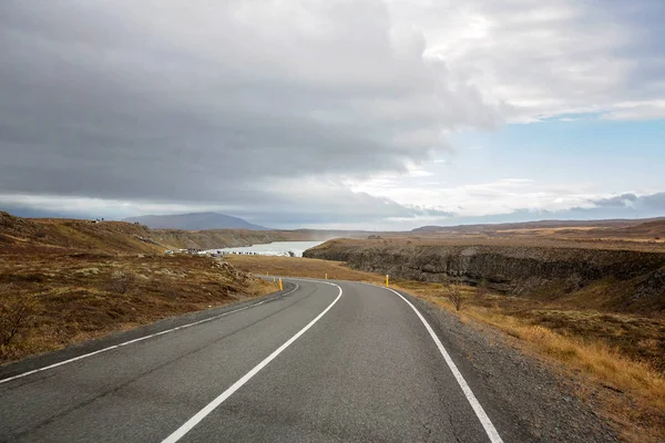 Vue panoramique sur le paysage de la route islandaise et belle vue sur la région — Photo
