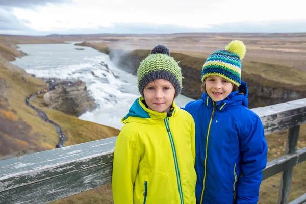 Gyerekek, élvezitek a nagy fenséges Gullfoss vízesést a hegyekben. — Stock Fotó