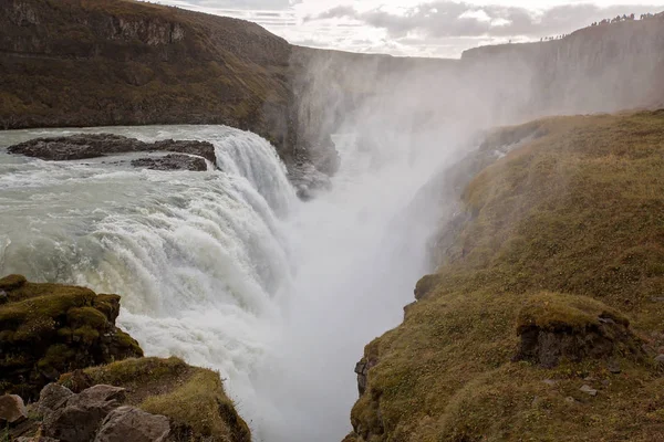 Landskap med stora majestätiska Gullfoss vattenfall i bergen i I — Stockfoto