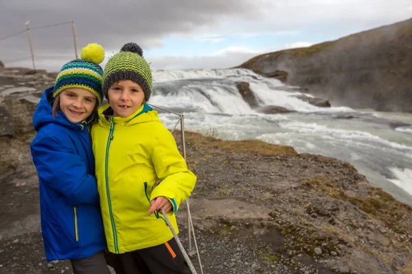 Gyerekek, élvezitek a nagy fenséges Gullfoss vízesést a hegyekben. — Stock Fotó