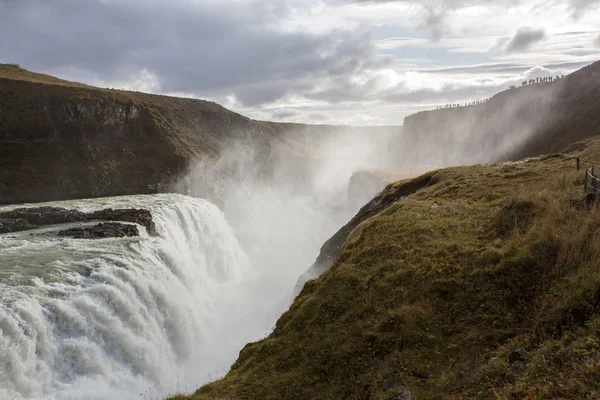 Τοπίο με μεγάλο επιβλητικό καταρράκτη Gullfoss σε βουνά σε I — Φωτογραφία Αρχείου