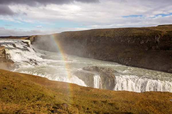 Krajina s velkým majestátní Gullfoss vodopád v horách v I — Stock fotografie