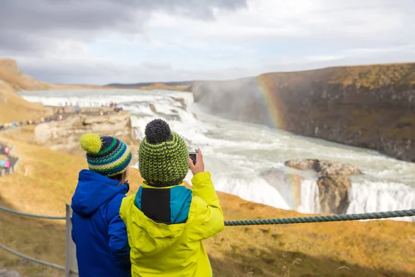 Crianças, desfrutando da majestosa cachoeira Gullfoss em mounta — Fotografia de Stock