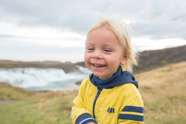 Портрет улыбающегося мальчика возле водопада Гюль — стоковое фото