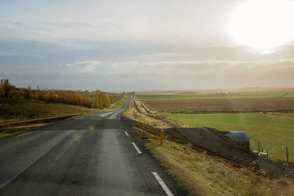 Vue panoramique du paysage de la route islandaise et vie de quartier magnifique — Photo