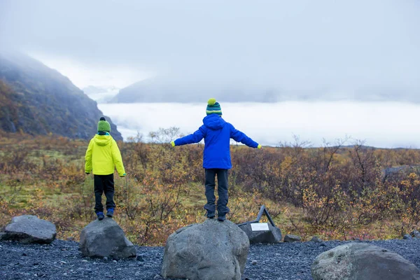 Crianças, caminhando em um caminho na bela natureza de Skaftafell Gl — Fotografia de Stock