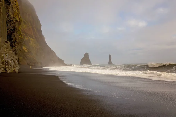 The black sand beach of Reynisfjara and the mount Reynisfjall in — Stock Photo, Image