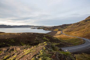 Krysuvik 'teki jeotermal alan güneşli bir sabahın erken saatlerinde, Güney Pen