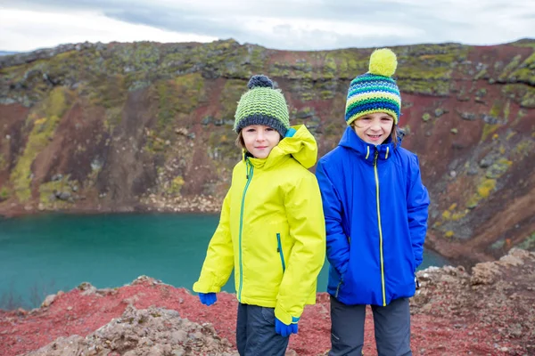 Kinder, Jungen, posieren vor dem Kerid-Kratersee in Island — Stockfoto