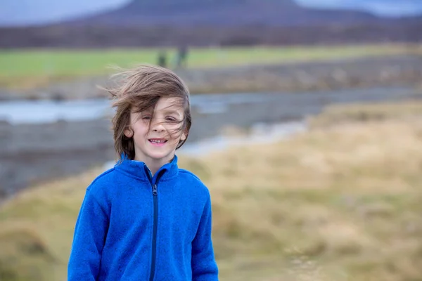 Crianças, brincando em uma estrada perto de vulcão não ativo em Snaefells — Fotografia de Stock