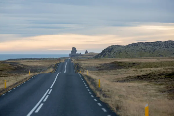 Живописный пейзаж исландской дороги и прекрасный вид на ареал — стоковое фото