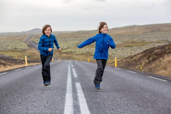 Kinder laufen auf einer leeren Straße in schöner Natur in snaefellsjo — Stockfoto