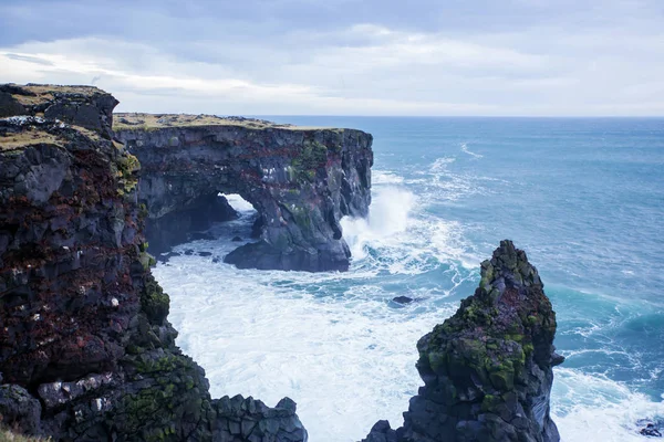 Grandes rocas y olas en la hermosa naturaleza en Snaefellsjokull Natio — Foto de Stock