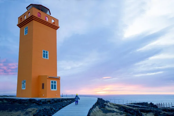 Kinderen rennend op een pad naar vuurtoren in lavaveld in beauti — Stockfoto