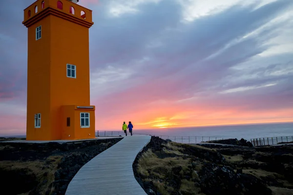 Enfants courant sur un chemin vers le phare dans le champ de lave à Beauti — Photo