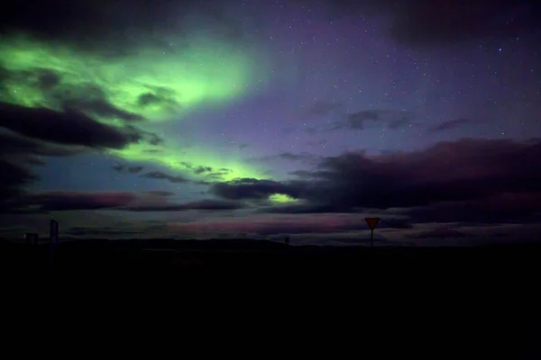 Hermoso paisaje con Aurora boreal tomada en Islandia en una c — Foto de Stock