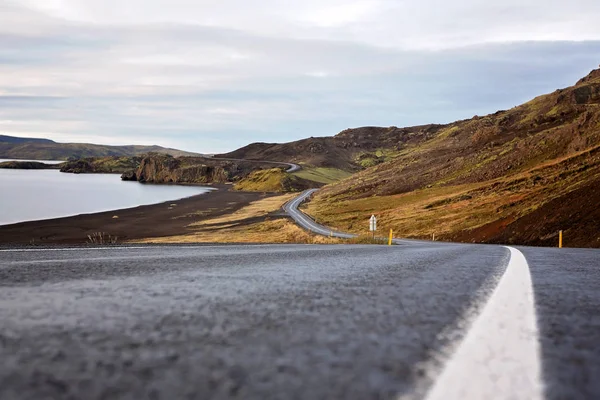 Vue panoramique sur le paysage de la route islandaise et belle vue sur la région — Photo