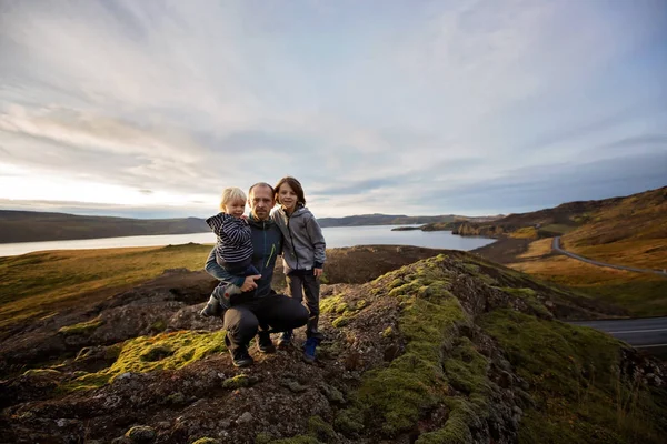 Rodinné pózování v geotermální oblasti v Reykjanesfolkvangur, těší — Stock fotografie