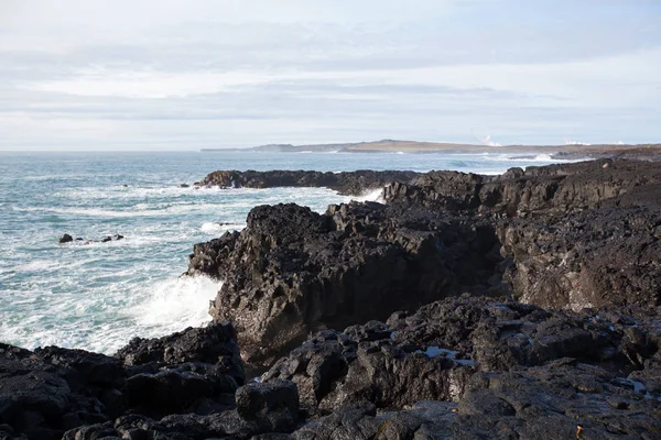 Big waves crashing in rocks on the south west coast on Iceland — Stok fotoğraf