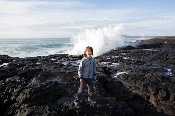 Niños viendo grandes olas estrellarse en las rocas en el suroeste — Foto de Stock