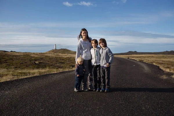 Familie posiert im geothermischen Bereich in reykjanesfolkvangur, genießen — Stockfoto