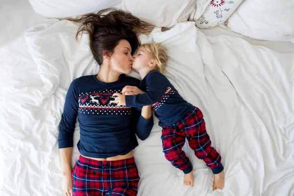 Bom sleepie manhã na cama, mamãe e criança criança, menino, jogando — Fotografia de Stock