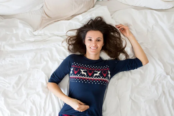 Nice sleepie morning in bed, young woman, lying in pajama, looki — Stock Photo, Image