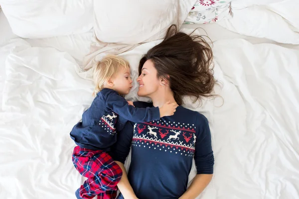 Bom sleepie manhã na cama, mamãe e criança criança, menino, jogando — Fotografia de Stock