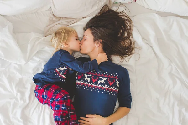 Bom sleepie manhã na cama, mamãe e criança criança, menino, jogando — Fotografia de Stock