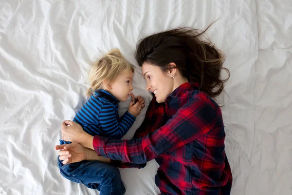 Bom sleepie manhã na cama, mamãe e criança criança, menino, jogando — Fotografia de Stock