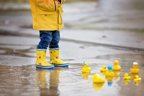 Beautiful funny blonde toddler boy with rubber ducks and colorfu — Stock Photo, Image