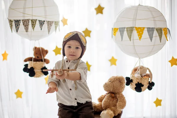 Menino da criança doce, brincando com avião e ursinho de pelúcia, ar bal — Fotografia de Stock