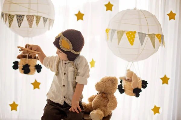 Menino da criança doce, brincando com avião e ursinho de pelúcia, ar bal — Fotografia de Stock