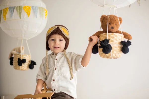 Süßer kleiner Junge, der mit Flugzeug und Teddybär spielt, Air Bal — Stockfoto