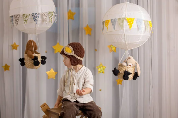 Süßer kleiner Junge, der mit Flugzeug und Teddybär spielt, Air Bal — Stockfoto