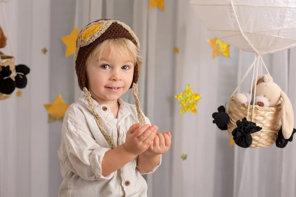 Menino da criança doce, brincando com avião e ursinho de pelúcia, ar bal — Fotografia de Stock